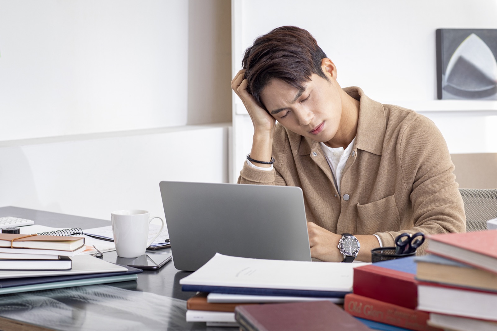 노트북 앞에서 고민하는 대표